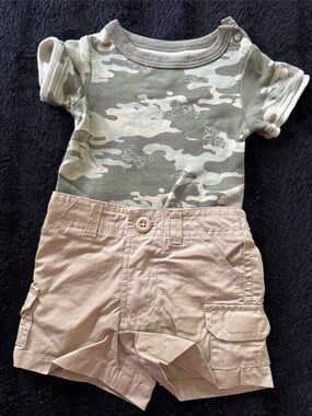 NWOT Preemie Garanimals Camo Baby Onesie With Turtles and Khaki Cargo Shorts